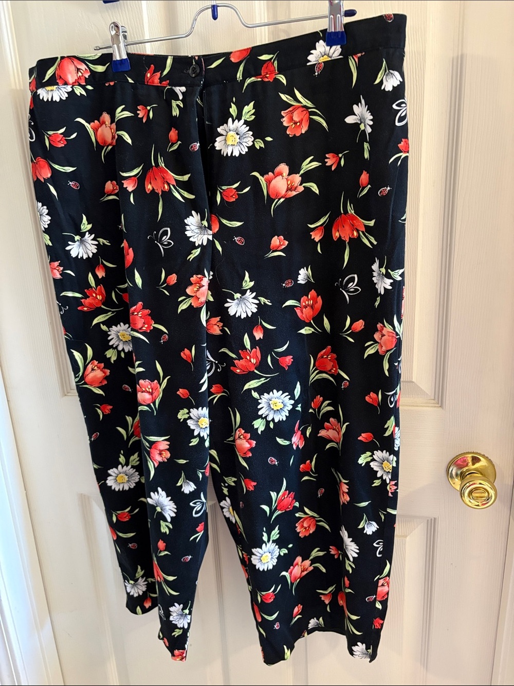 Alfred Dunner Black Wide-Leg Floral Capris with Red & White Blooms